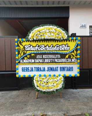 Papan Bunga Duka di Kemenangan Tani